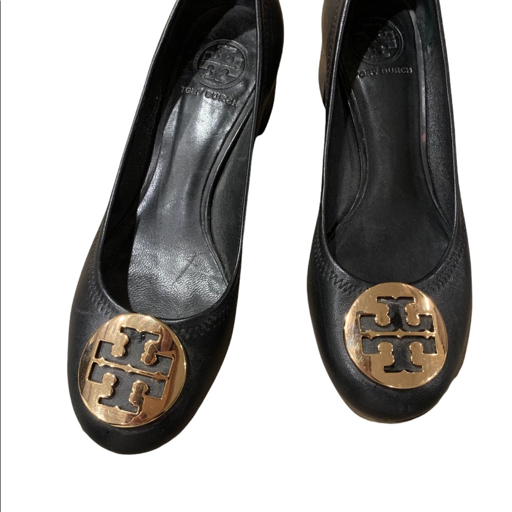 Tory Burch black  logo pump. Excellent condition. Stunner! 7.5”